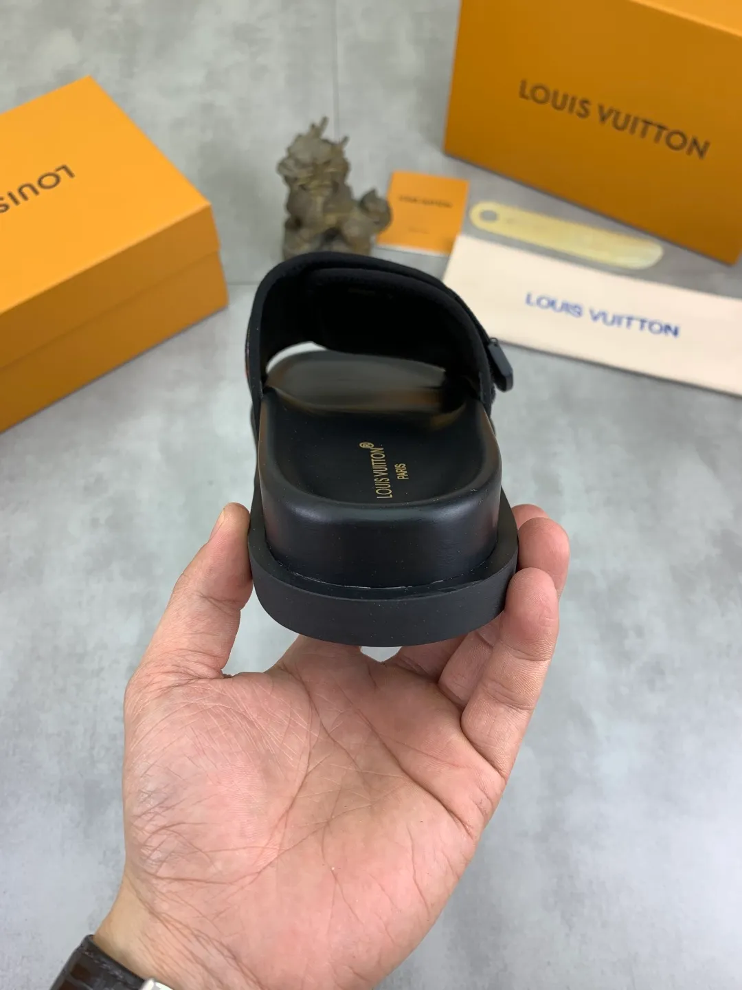 Men's shoes 💰P320💰【New style】🆘 Original quality 【LOUIS VUITTON】The popular Louis Vuitton LV men's slippers on the official website are on sale simultaneously! Original fabric imported from Italy, original factory special supply, code number: 38-44 (45 customized), many colors available